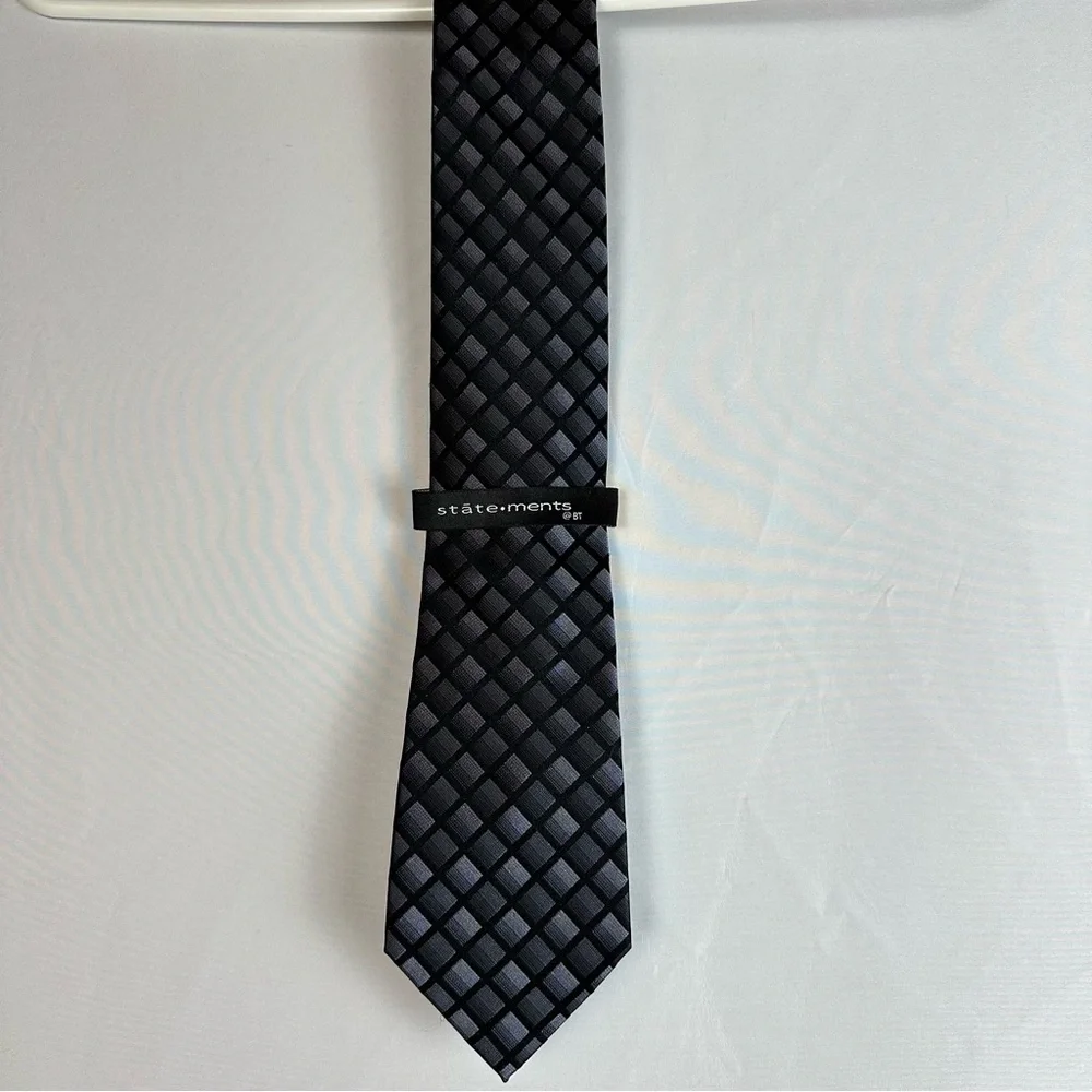 STATEMENT NWT men’s tie grey diamond pattern